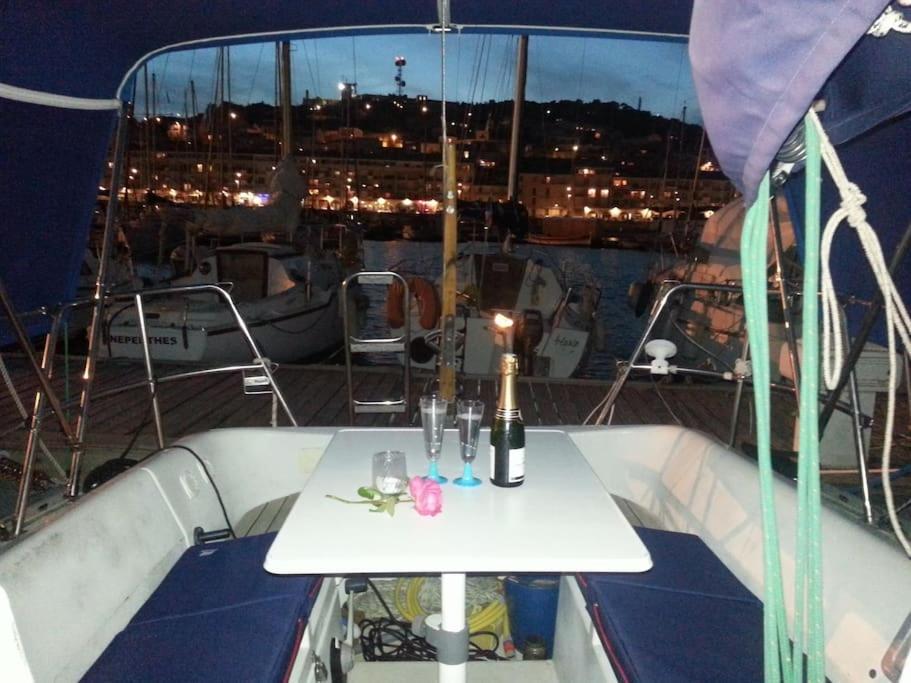 Nuitee A Bord De Danilou Un Voilier De 9.50M Hotel Sete Bagian luar foto